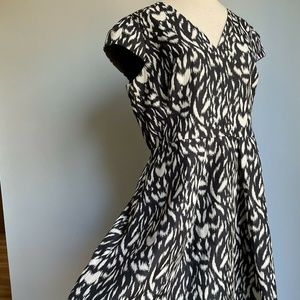 Vince Camuto Navy Blue & Ivory Patterned Dress Size 14 V Neck Zip Lined